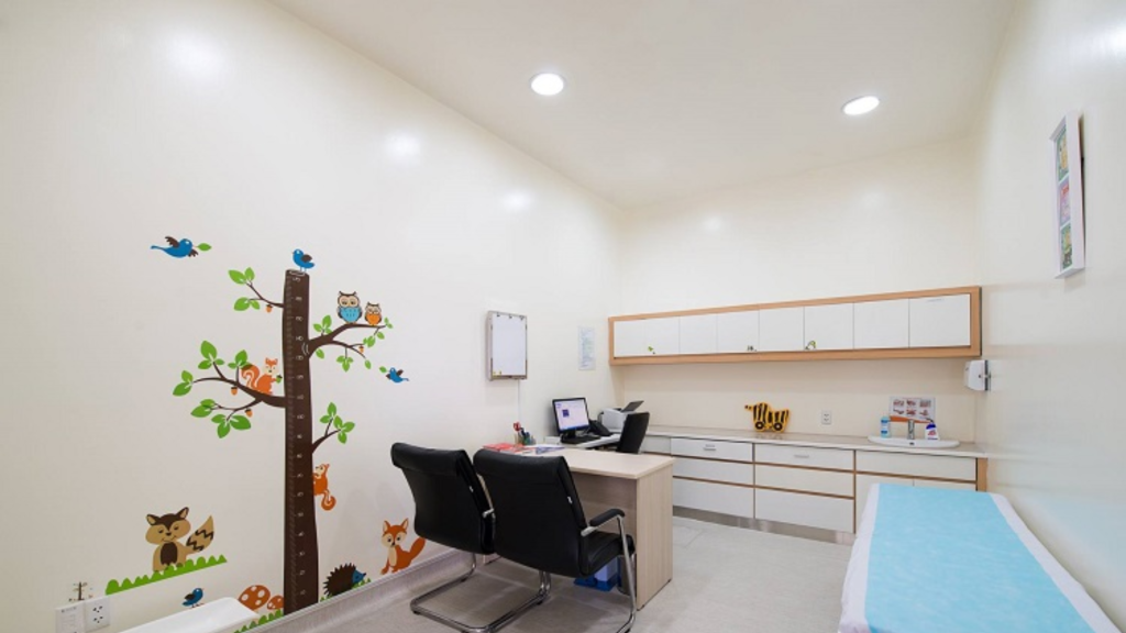 thiết kế phòng khám nhi tối giản