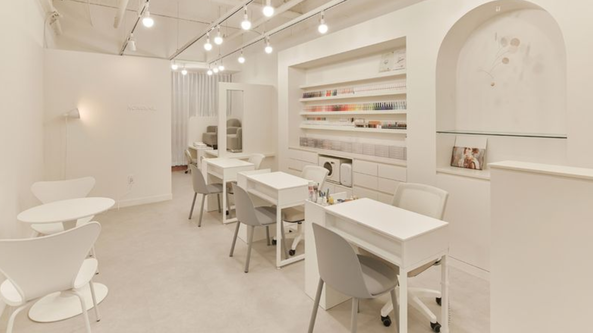 thiết kế tiệm nail phong cách minimalism