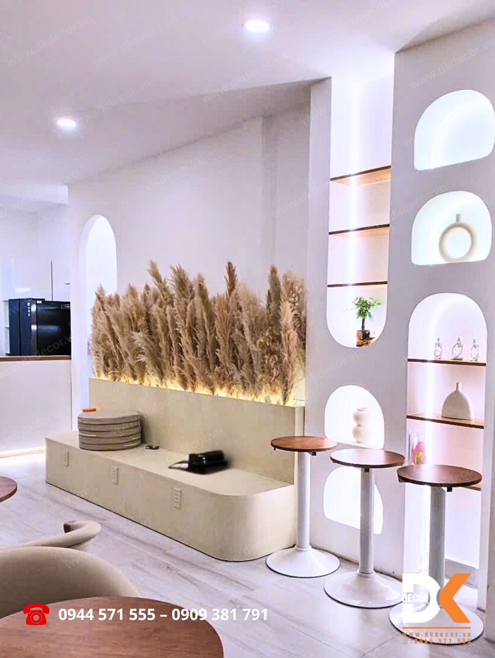 khu vực trưng bày và decor quán yuna coffee