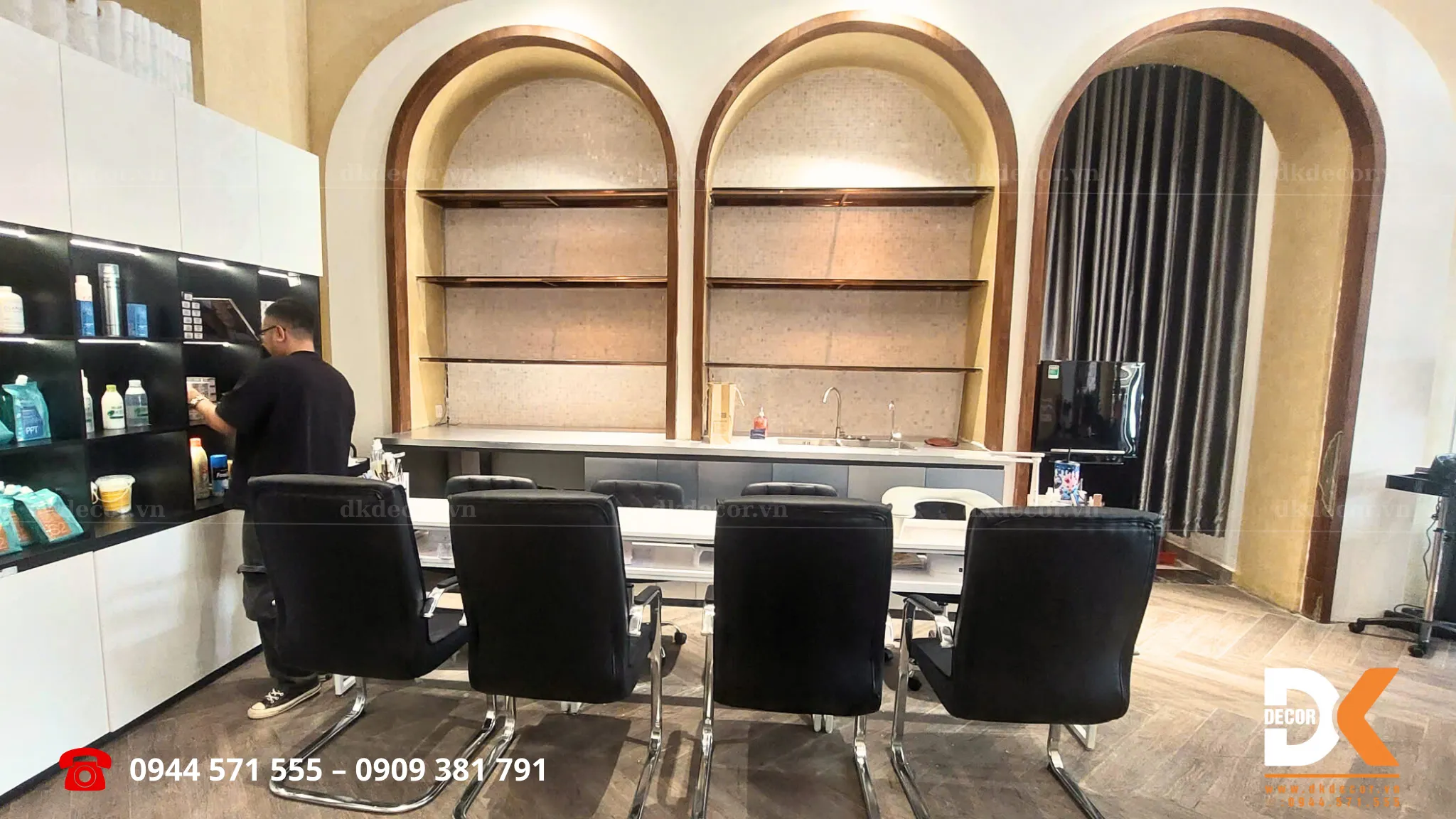 khu trưng bày sản phẩm và làm nail