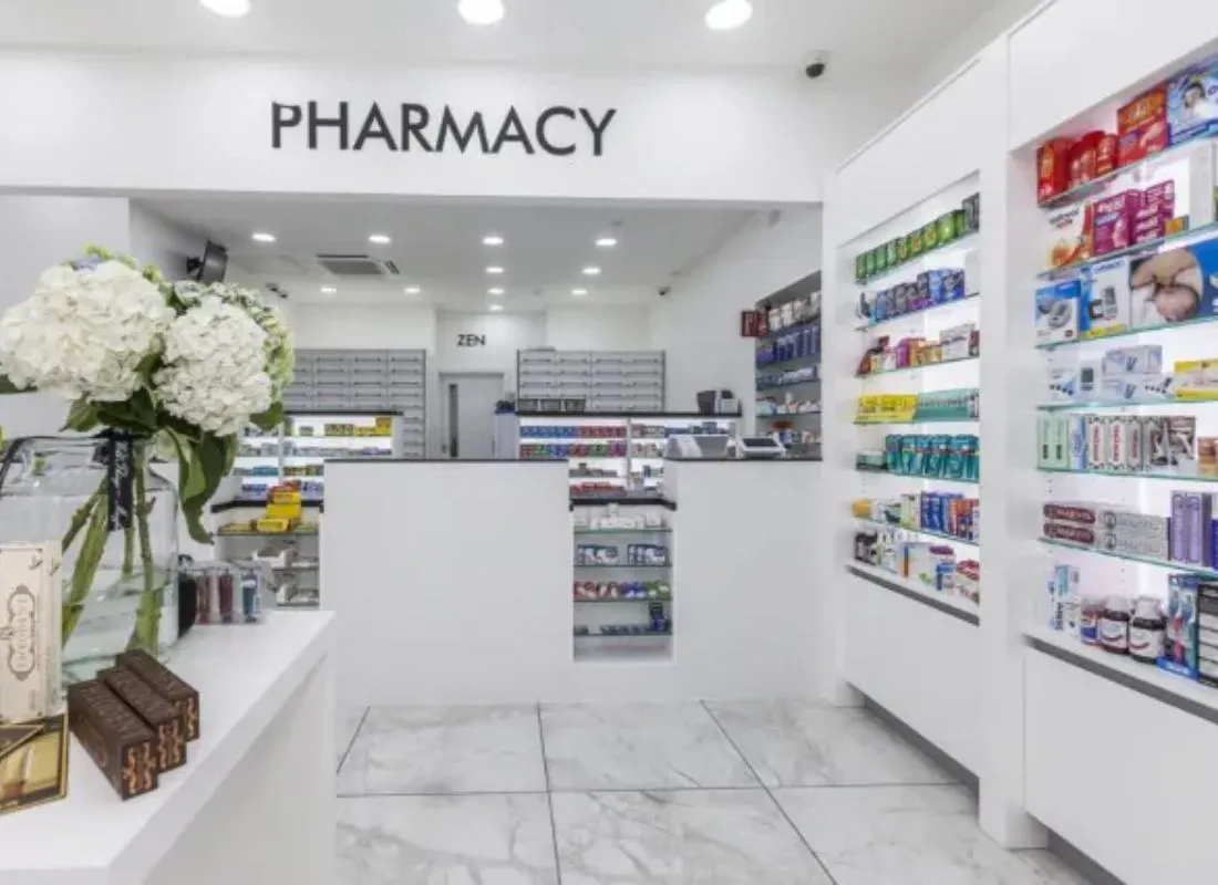 thiết kế nhà thuốc tây tông màu trắng - NỘI THẤT DK 